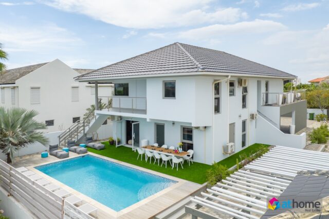 Luxe Leven aan de Caribische Zee: Ontdek deze Exclusieve Villa met Appartement en 2 Zwembaden in Vista Royal, Curaçao 1